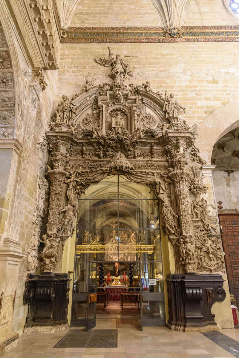 Huesca - Barbastro 22 - catedral de Santa María de la Asunción - capilla del Santo Cristo de los Milagros.jpg